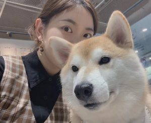 Selfie of Claudia Liu with a Shiba Inu.